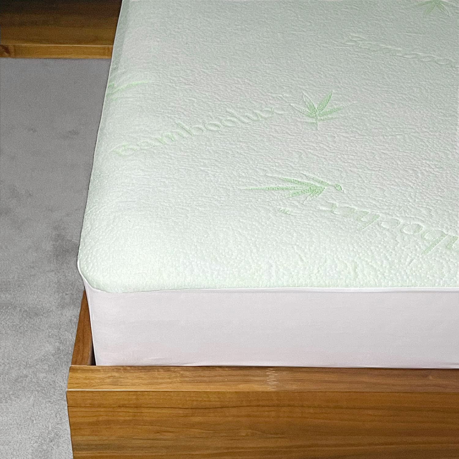 Bamboo Mattress Protector, Breathable Bamboo Waterproof Mattress Protector, Queen Size Hypoallergenic Fully Fitted Mattress Protector (Queen Size)